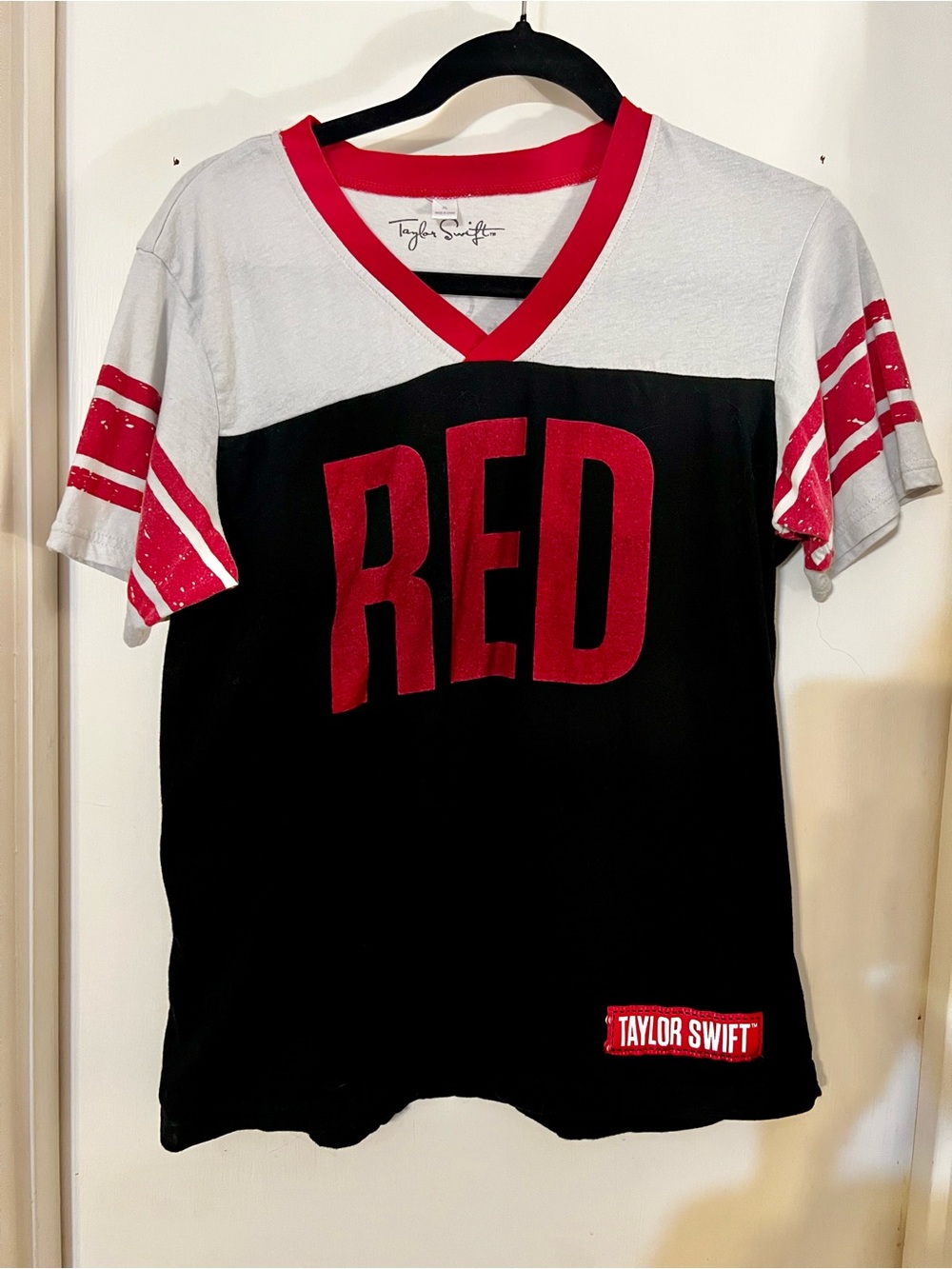 Taylor Swift RED Tour AUTHENTIC T-shirt in XL